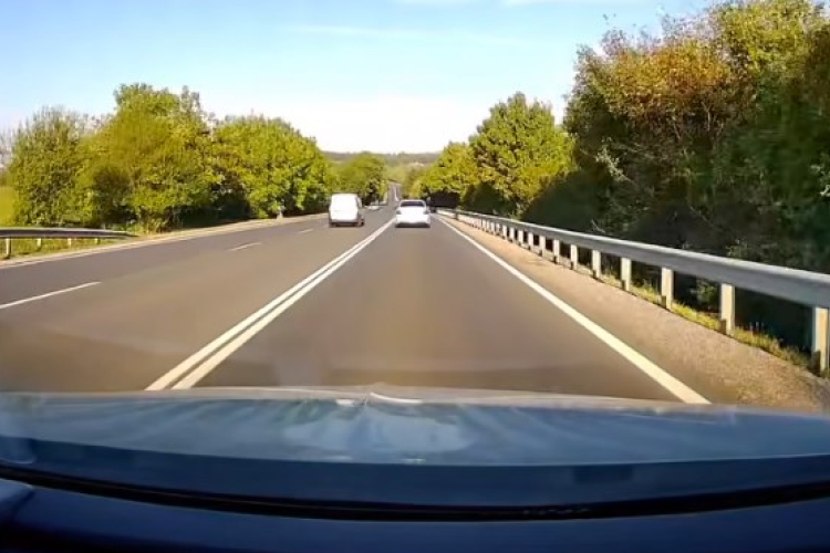 Rendőrautót előzött a dupla záróvonalon keresztül a 8-ason - Videó