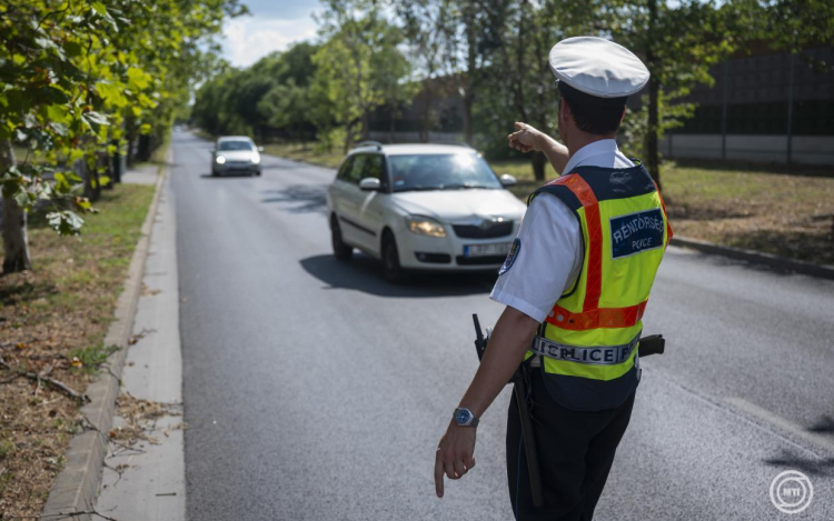 Országos razziába kezdett a rendőrség az utakon