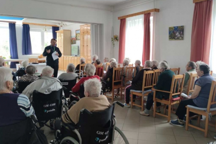 Idősek otthonában, az idősek biztonságáért