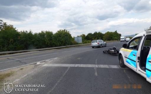 Annyira részeg volt, hogy álló helyzetben eldőlt a motorral