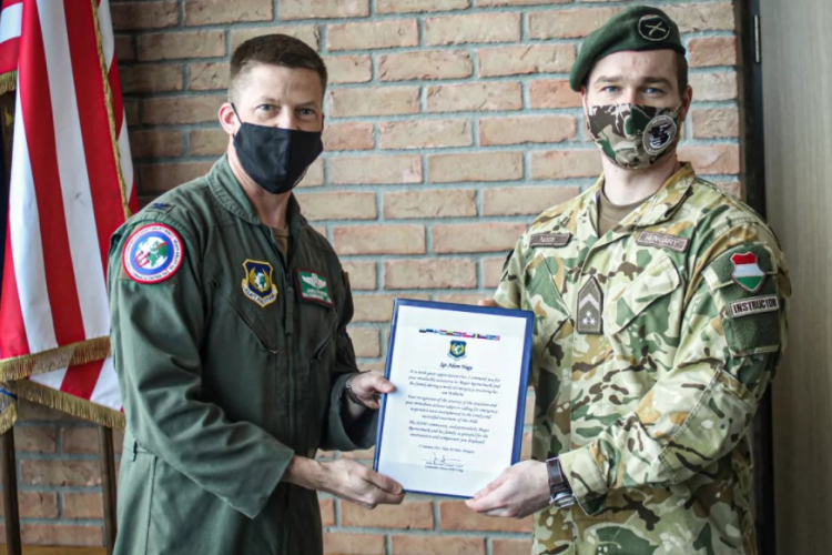 Elismerést kapott a pápai katona, aki egy kisgyermeknek és kétségbeesett édesanyjának segített