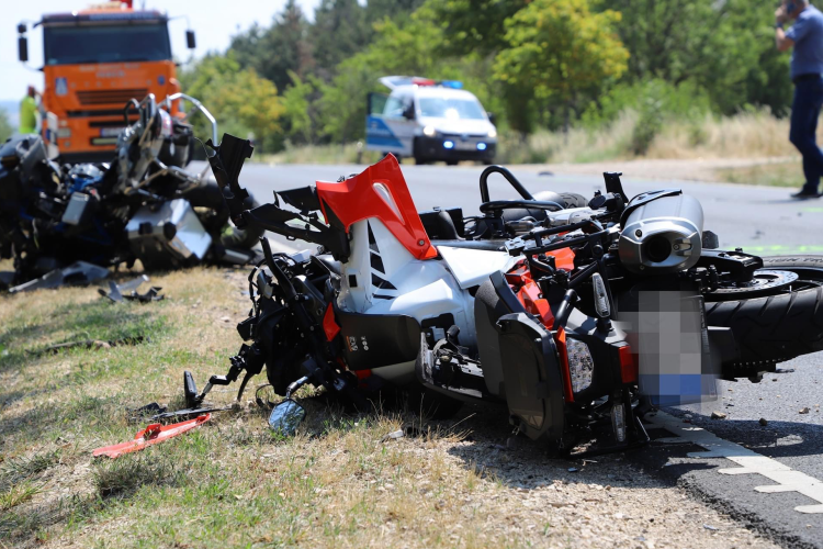 Két motoros halt meg egy balesetben a 82-esen!