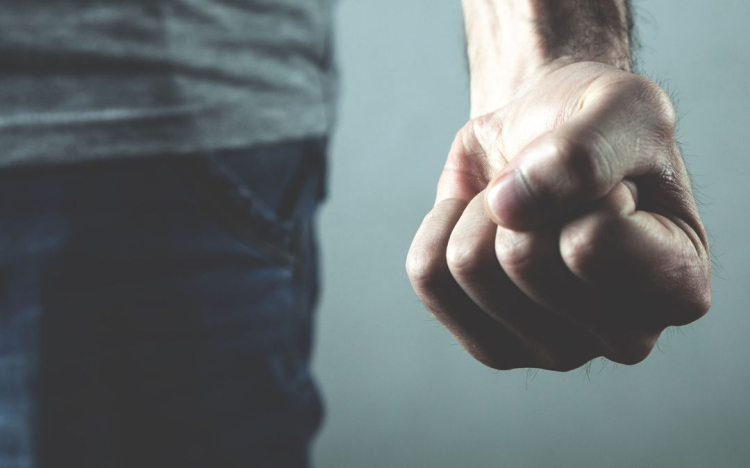 Többször megütötte saját anyját, mert az nem főzött neki marhapörköltet