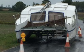 Valaki az úton felejtett egy hajót Szanynál