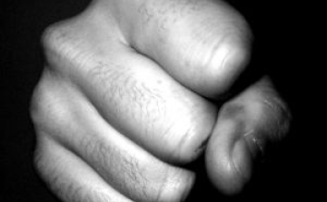 Az étteremből rángatta ki barátnőjét