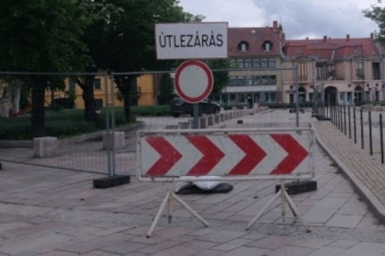 Ismét javítják a Fő téren áthaladó utat, útlezárásra kell számítani hétfőtől