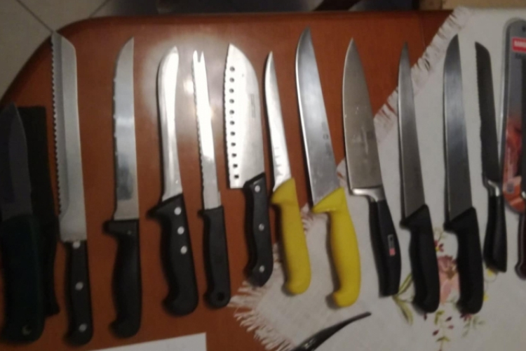 Késeket és fagyasztott húst lopott, a rendőrök elfogták
