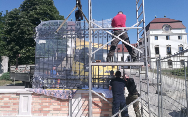 Készül a kastélykapu - Megérkeztek az első kovácsoltvas elemek