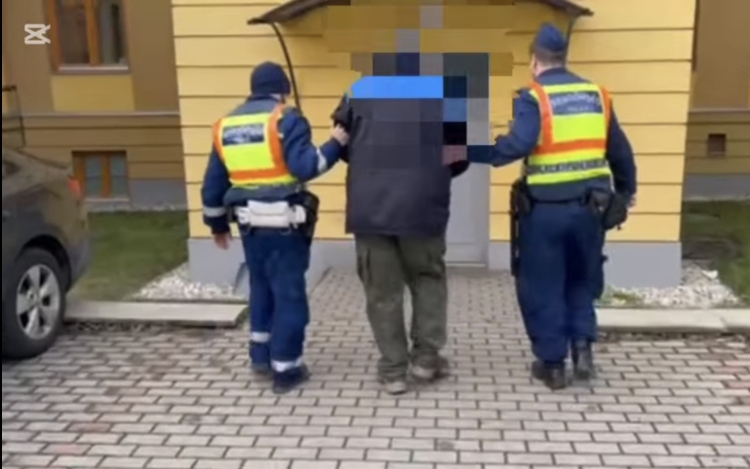 Egy bábun gyakorolt a nagyteveli polgármester támadója