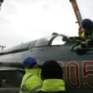MiG-21 Emlékmű - Pápa - A gép emelése