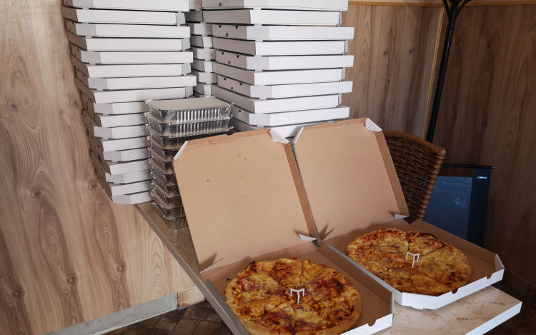50 darab pizzát és 10 darab ételtálat szállított ki ingyen a Fandako Falatozó a pápai kórház dolgozóinak