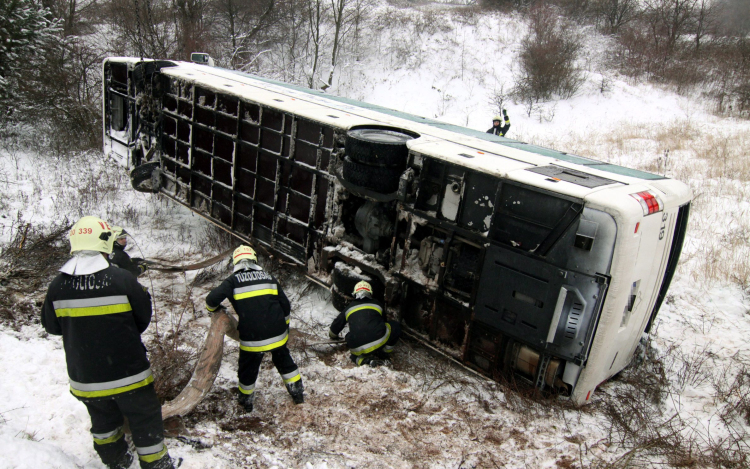 Árokba borult a Pápa és Veszprém között közlekedő busz!