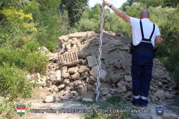 Lerakott egy nagy kupac építési törmeléket, azt mondta, csak a rossz út hibáit akarta javítani