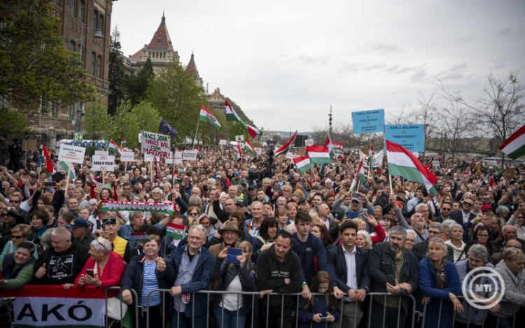 Magyar Péter: emberséges Magyarországot kell építenünk