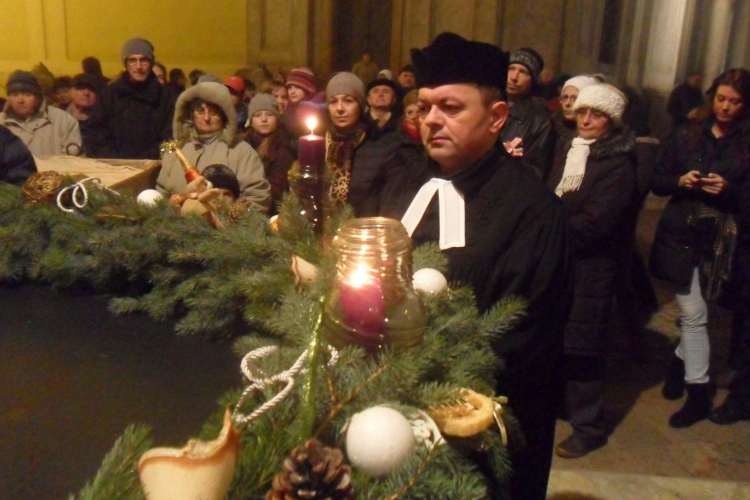 Ég a harmadik gyertya is az adventi koszorún