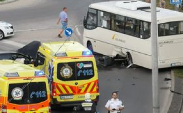 Személyautó és autóbusz ütközött Pápán, a Böröczky dombnál