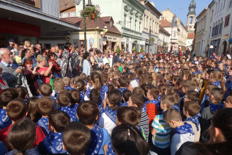 Zene Világnapja - Az Erkel iskolások éneklése a városban