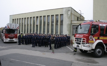 Két új tűzoltóautót kaptak a pápai lánglovagok
