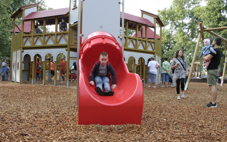 Újra gyerekzsivajtól hangos a Várkert - Megnyílt az új játszótér