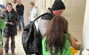 Melegételosztást szervezett Pápán rászorulóknak a Magyar Református Szeretetszolgálat