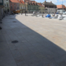 Fugáznak, aszfaltoznak, építik a színpadot a Fő téren