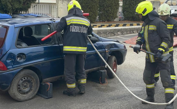 Kigyulladt egy roncsautó Pápán