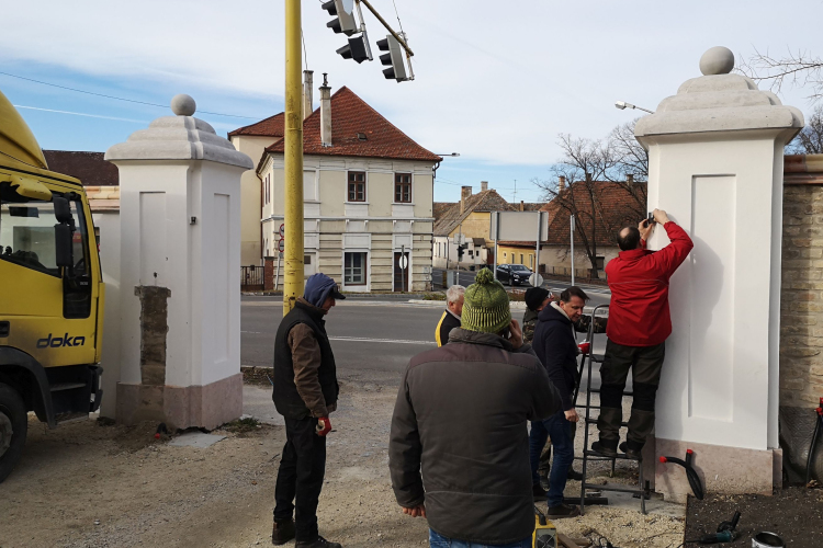 Megérkeztek az Esterházy-kastély oldalkapui