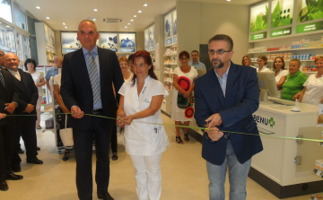 Ünnepélyesen megnyílt a megszépült és átalakult Karlovitz Gyógyszertár