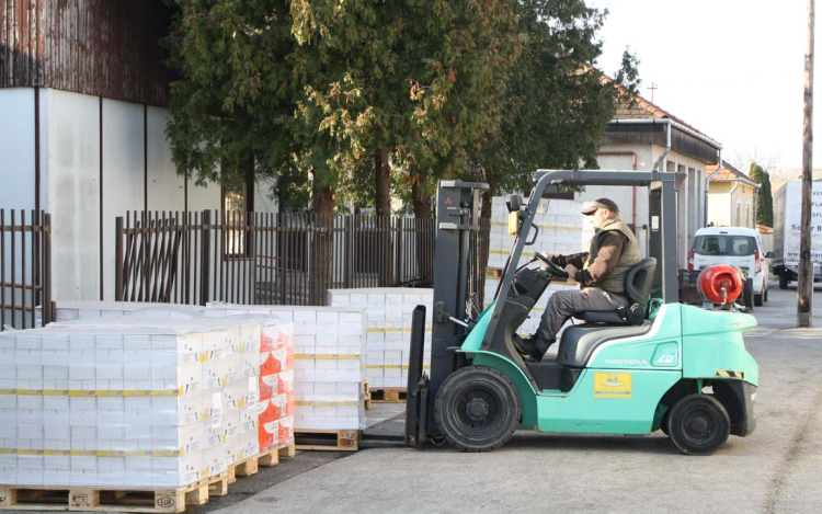 82 raklap bébiétel-adomány érkezett Pápára