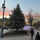 Óvodások karácsonyfa díszítése a belvárosban