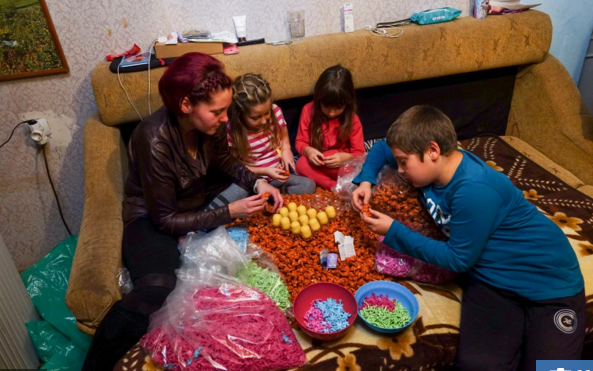 Durva: Szegény erdélyi gyerekek otthon csomagolják a Kinder tojás ajándékait
