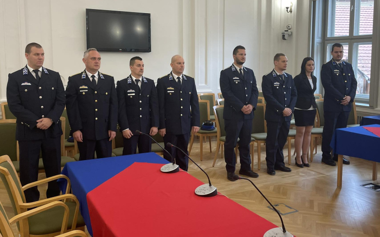 Önkormányzati jutalom nyolc pápai rendőrnek