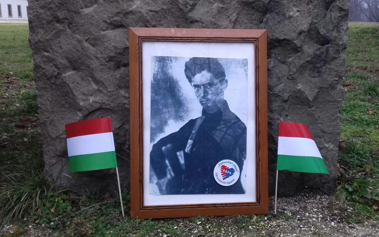 Koszorú Petőfi Sándor szobrára