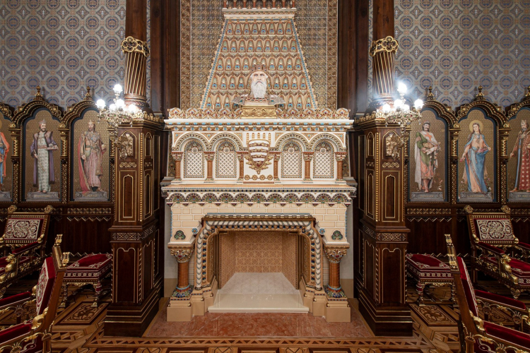 Elképesztően látványos lett a Budavári Palota Szent István-terme, amely pápai iparosok keze munkáját is dicséri