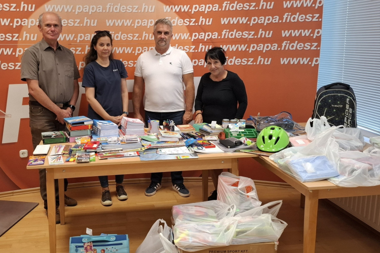 Tanszerekkel segíti a rászorulókat a Fidesz Pápai Csoportja