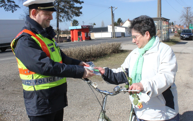 Nőnapi ajándék a rendőröktől