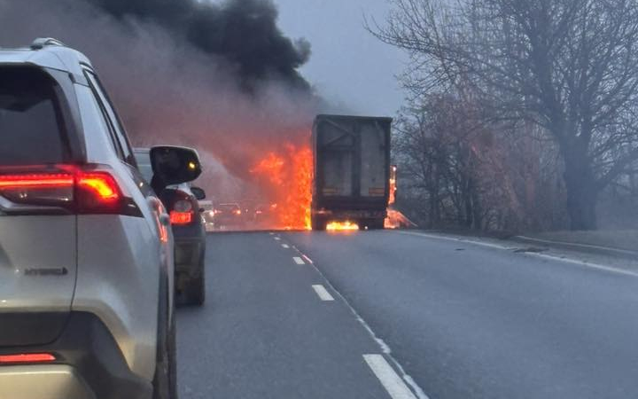 Kigyulladt egy kamion a városlődi emelkedőn