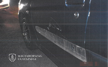 Minden előzmény nélkül nekidobta a fejszéjét egy autónak