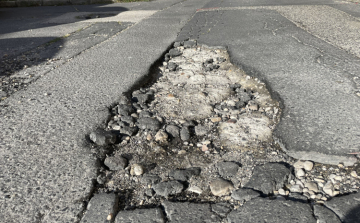 Megkezdték az idei kátyúzást Pápán