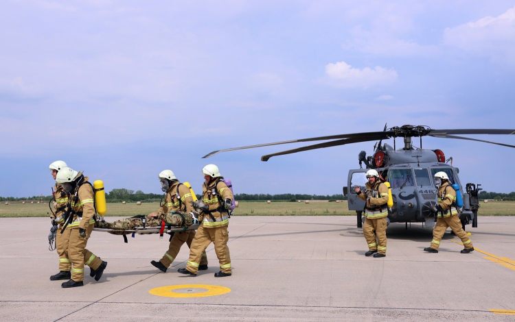Vihar és vészhelyzet a Bázisrepülőtéren