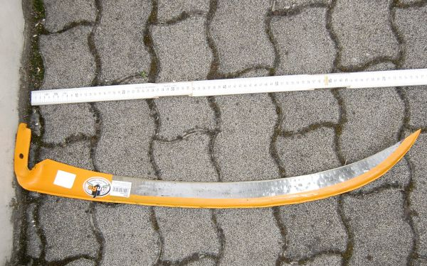 Kaszapengéket dobott át szomszédjába