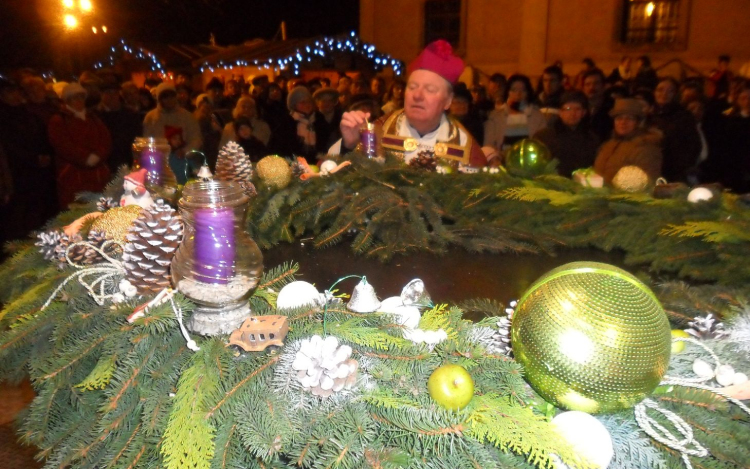 Gyertyafényes Advent - Meggyújtották az első gyertyát