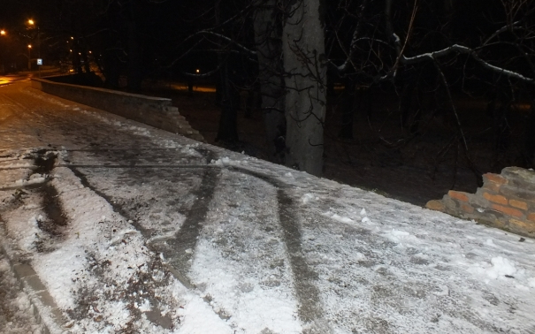 A pápai rendőrök azonosították a várkerti támfalnak csapódott autó feltételezett sofőrjét