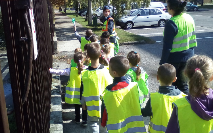 Séta a rendőr nénivel, az ovi körül