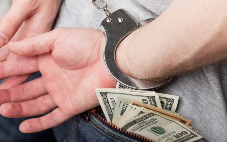 Biztosítási csalás - Három alkalommal is átverte a biztosítót