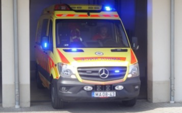 Szántóföldre zuhant egy autó  Csót és Pápateszér között