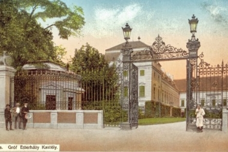 Az oroszok vitték magukkal, vagy a pápai lakosság hordta el az eredeti kastélykaput