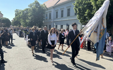 Városi Ballagás - Csaknem 450 diák búcsúzott el a pápai középiskolás évektől