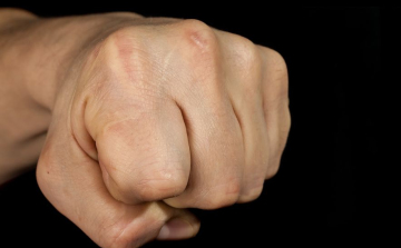 Többször bántalmazta élettársát a 25 éves Pápa környéki férfi