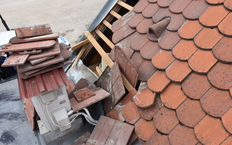 A tetőt megbontva tört be egy pápai üzletbe, kirabolta a kasszát